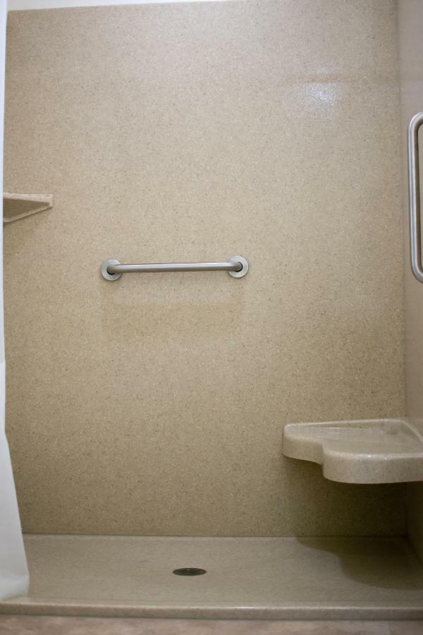 Boarders Inn & Suites By Cobblestone Hotels - Syracuse Exterior foto